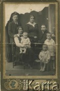 Lata 20., Rżeżyca, Łotwa.
Henryk Surdeko (brat ojca Walerii Korolowej, z lewej) z żoną i dziećmi oraz Anna i Stanisław Surdeko (rodzice Walerii Korolowej, z prawej) z synami.
Fot. NN, zbiory Archiwum Historii Mówionej Ośrodka KARTA i Domu Spotkań z Historią, udostępniła Waleria Korolowa w ramach projektu 