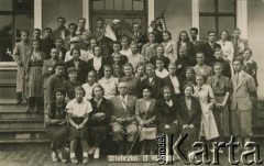 13.07.1939, Wieliczka, Polska.
Waleria Korolowa (siedzi w pierwszym rzędzie z lewej) na wycieczce w Kopalni Soli w Wieliczce.
Fot. NN, zbiory Archiwum Historii Mówionej Ośrodka KARTA i Domu Spotkań z Historią, udostępniła Waleria Korolowa w ramach projektu 