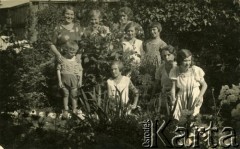 Lata 30., Rżeżyca, Łotwa.
Waleria Korolowa (3. z prawej) z kuzynkami.
Fot. NN, zbiory Archiwum Historii Mówionej Ośrodka KARTA i Domu Spotkań z Historią, udostępniła Waleria Korolowa w ramach projektu 