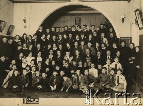 Lata 30., Rzeżyca, Łotwa.
Uczniowie Państwowego Gimnazjum Polskiego.
Fot. NN, zbiory Archiwum Historii Mówionej Ośrodka KARTA i Domu Spotkań z Historią, udostępniła Waleria Korolowa w ramach projektu 