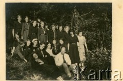 Lata 30., brak miejsca.
Obóz harcerski.
Fot. NN, zbiory Archiwum Historii Mówionej Ośrodka KARTA i Domu Spotkań z Historią, udostępniła Waleria Korolowa w ramach projektu 