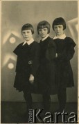 Lata 30., Rzeżyca, Łotwa.
Przyjaciółki Walerii Korolowej z dzieciństwa: Helata Krukowska, Renia Krasowska, Daga Sielecka.
Fot. NN, zbiory Archiwum Historii Mówionej Ośrodka KARTA i Domu Spotkań z Historią, udostępniła Waleria Korolowa w ramach projektu 