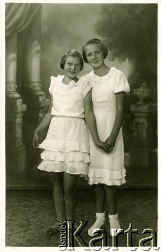 22.10.1939, Rzeżyca, Łotewska SRR.
Koleżanki Walerii Korolowej. 1. z prawej Daga Sielicka z siostrą.
Fot. NN, zbiory Archiwum Historii Mówionej Ośrodka KARTA i Domu Spotkań z Historią, udostępniła Waleria Korolowa w ramach projektu 