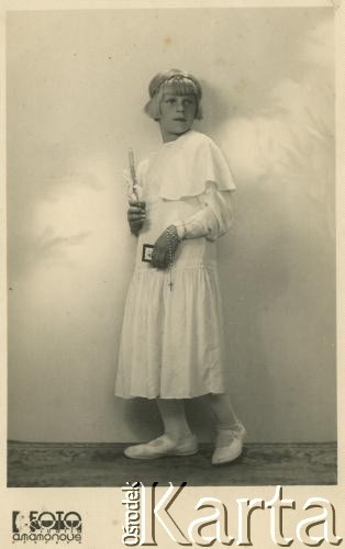 12.03.1937, Rzeżyca, Łotwa.
Daga Sielicka, koleżanka Walerii Korolowej w stroju pierwszokomunijnym.
Fot. NN, zbiory Archiwum Historii Mówionej Ośrodka KARTA i Domu Spotkań z Historią, udostępniła Waleria Korolowa w ramach projektu 