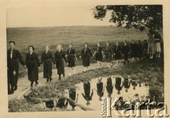 Lata 30., brak miejsca.
Grupa dziewcząt na obozie harcerskim.
Fot. NN, zbiory Archiwum Historii Mówionej Ośrodka KARTA i Domu Spotkań z Historią, udostępniła Waleria Korolowa w ramach projektu 
