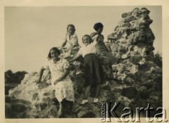 Lata 30., brak miejsca.
Waleria Korolowa (1. z prawej) na wycieczce z koleżankami.
Fot. NN, zbiory Archiwum Historii Mówionej Ośrodka KARTA i Domu Spotkań z Historią, udostępniła Waleria Korolowa w ramach projektu 