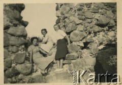 Lata 30., brak miejsca.
Waleria Korolowa (1. z lewej) na wycieczce z koleżankami.
Fot. NN, zbiory Archiwum Historii Mówionej Ośrodka KARTA i Domu Spotkań z Historią, udostępniła Waleria Korolowa w ramach projektu 