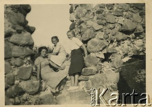 Lata 30., brak miejsca.
Waleria Korolowa (1. z lewej) na wycieczce z koleżankami.
Fot. NN, zbiory Archiwum Historii Mówionej Ośrodka KARTA i Domu Spotkań z Historią, udostępniła Waleria Korolowa w ramach projektu 