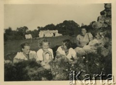 Lata 30., brak miejsca.
Waleria Korolowa (1. z prawej) na wycieczce z koleżankami.
Fot. NN, zbiory Archiwum Historii Mówionej Ośrodka KARTA i Domu Spotkań z Historią, udostępniła Waleria Korolowa w ramach projektu 
