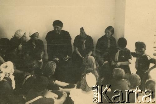 Lata 30., brak miejsca.
Obóz harcerski.
Fot. NN, zbiory Archiwum Historii Mówionej Ośrodka KARTA i Domu Spotkań z Historią, udostępniła Waleria Korolowa w ramach projektu 
