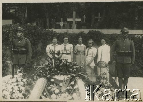 1939, Wilno, Polska.
Wycieczka szkolna po Polsce. Przy grobie Józefa Piłsudskiego (