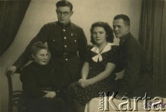 1940, Rzeżyca, Łotewska SRR, ZSRR.
Waleria Korolowa (2. z prawej) z siostrą i braćmi: Henrykiem i Mieczysławem (obaj w czasie służby wojskowej w wojsku łotewskim).
Fot. NN, zbiory Archiwum Historii Mówionej Ośrodka KARTA i Domu Spotkań z Historią, udostępniła Waleria Korolowa w ramach projektu 