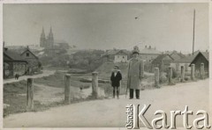 Lata 30., Rzeżyca, Łotwa.
Stanisław Surdeko, ojciec Walerii Korolowej, z synem Aleksandrem.
Fot. NN, zbiory Archiwum Historii Mówionej Ośrodka KARTA i Domu Spotkań z Historią, udostępniła Waleria Korolowa w ramach projektu 