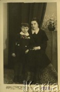 1938, Rzeżyca, Łotwa.
Waleria Korolowa z najmłodszym bratem Aleksandrem.
Fot. NN, zbiory Archiwum Historii Mówionej Ośrodka KARTA i Domu Spotkań z Historią, udostępniła Waleria Korolowa w ramach projektu 