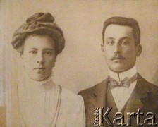 1907, Ryga, gubernia inflancka, Imperium Rosyjskie.
Portret ślubny rodziców Sabiny Duki.
Fot. NN, zbiory Archiwum Historii Mówionej Ośrodka KARTA i Domu Spotkań z Historią, udostępniła Sabina Duka w ramach projektu 