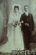 1907, Ryga, gubernia inflancka, Imperium Rosyjskie.
Portret ślubny rodziców Sabiny Duki.
Fot. J. Paju, zbiory Archiwum Historii Mówionej Ośrodka KARTA i Domu Spotkań z Historią, udostępniła Sabina Duka w ramach projektu 