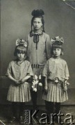 Ok. 1923, Ryga, Łotwa.
Siostry Oszmigo (Ošmjago). Od lewej: Sabina, Maria, Jadwiga.
Fot. NN, zbiory Archiwum Historii Mówionej Ośrodka KARTA i Domu Spotkań z Historią, udostępniła Sabina Duka w ramach projektu 