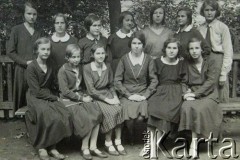 Ok. 1931, Ryga, Łotwa.
Uczennice szkoły podstawowej. 2. z lewej stoi Sabina Oszmiago (Duka), 4. z lewej jej siostra Jadwiga.
Fot. NN, zbiory Archiwum Historii Mówionej Ośrodka KARTA i Domu Spotkań z Historią, udostępniła Sabina Duka w ramach projektu 