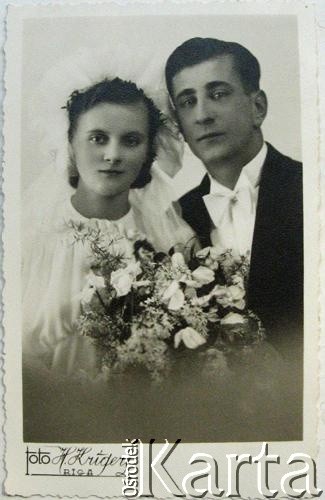 Lata 30., Ryga, Łotwa.
Portret ślubny Jana Oszmiago (Ošmjago), brata Sabiny Duki i jego żony.
Fot. NN, zbiory Archiwum Historii Mówionej Ośrodka KARTA i Domu Spotkań z Historią, udostępniła Sabina Duka w ramach projektu 