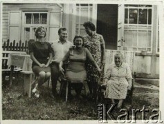 Lata 70., brak miejsca.
Rodzina Oszmiago (Ošmjago) na wakacjach. Od prawej: matka Sabiny Duki, Sabina Duka, Maria Oszmiago, siostra Sabiny.
Fot. NN, zbiory Archiwum Historii Mówionej Ośrodka KARTA i Domu Spotkań z Historią, udostępniła Sabina Duka w ramach projektu 