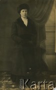 Pocz. XX w., brak miejsca.
Portret Kazimiery Łastowskiej z domu Wajwodzisz, matki Piotra Łastowskiego.
Fot. NN, zbiory Archiwum Historii Mówionej Ośrodka KARTA i Domu Spotkań z Historią, udostępnił Piotr Łastowski w ramach projektu 