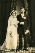 Pocz. XX w., brak miejsca.
Fotografia ślubna Kazimiery Łastowskiej z domu Wajwodzisz i Gabriela Łastowskiego, rodziców Piotra Łastowskiego.
Fot. NN, zbiory Archiwum Historii Mówionej Ośrodka KARTA i Domu Spotkań z Historią, udostępnił Piotr Łastowski w ramach projektu 