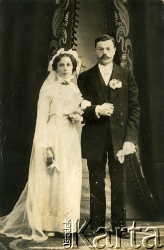 Pocz. XX w., brak miejsca.
Fotografia ślubna Kazimiery Łastowskiej z domu Wajwodzisz i Gabriela Łastowskiego, rodziców Piotra Łastowskiego.
Fot. NN, zbiory Archiwum Historii Mówionej Ośrodka KARTA i Domu Spotkań z Historią, udostępnił Piotr Łastowski w ramach projektu 