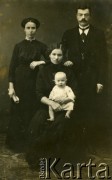 25.10.1914, brak miejsca.
Kazimiera i Gabriel Łastowscy, rodzice Piotra Łastowskiego. Siedzi znajoma Państwa Łastowskich z dzieckiem.
Fot. NN, zbiory Archiwum Historii Mówionej Ośrodka KARTA i Domu Spotkań z Historią, udostępnił Piotr Łastowski w ramach projektu 