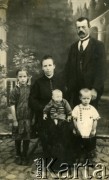 Lata 20., brak miejsca.
Kazimiera Łastowska z domu Wajwodzisz z mężem Gabrielem Łastowskim i trójką dzieci. Od lewej - Walentyna, Piotr i Wiktor Łastowscy.
Fot. NN, zbiory Archiwum Historii Mówionej Ośrodka KARTA i Domu Spotkań z Historią, udostępnił Piotr Łastowski w ramach projektu 