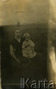 Lata 20., brak miejsca.
Kazimiera Łastowska z domu Wajwodzisz z synem Piotrem na kolanach.
Fot. NN, zbiory Archiwum Historii Mówionej Ośrodka KARTA i Domu Spotkań z Historią, udostępnił Piotr Łastowski w ramach projektu 