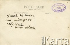 28.05.1928, Ryga, Republika Łotewska.
Rewers fotografii o sygnaturze AHM_0794_0002_0014a:
Zdjęcie klasowe wykonane pod kościołem św. Franciszka z okazji obchodów Zielonych Świątek. W środku siedzi ksiądz Wołowicz. Fotografia wykonana przez atelier fotograficzne 