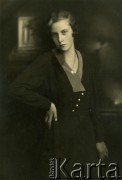 Lata 20., prawdopodobnie Ryga, Republika Łotewska.
Portert Walentyny Łastowskiej, siostry Piotra Łastowsikiego.
Fot. NN, zbiory Archiwum Historii Mówionej Ośrodka KARTA i Domu Spotkań z Historią, udostępnił Piotr Łastowski w ramach projektu 