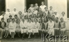 1930, Ogres, Republika Łotewska.
Zdjęcie grupowe w sanatorium dziecięcym w Ogres. W 2. rzędzie, 6. z prawej stoi Walentyna Łastowska, siostra Piotra Łastowskiego.
Fot. NN, zbiory Archiwum Historii Mówionej Ośrodka KARTA i Domu Spotkań z Historią, udostępnił Piotr Łastowski w ramach projektu 