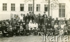 1930, Ogres, Republika Łotewska.
Zdjęcie grupowe w sanatorium dziecięcym w Ogres, w którym leczyła się Walentyna Łastowska, siostra Piotra Łastowskiego.
Fot. NN, zbiory Archiwum Historii Mówionej Ośrodka KARTA i Domu Spotkań z Historią, udostępnił Piotr Łastowski w ramach projektu 