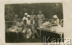 1931, Ogres, Republika Łotewska.
Pielęgniarki z podopiecznymi w dziecięcym sanatorium w Ogres. W fartuchu 1. z lewej stoi Walentyna Łastowska, siostra Piotra Łastowskiego.
Fot. NN, zbiory Archiwum Historii Mówionej Ośrodka KARTA i Domu Spotkań z Historią, udostępnił Piotr Łastowski w ramach projektu 