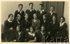 14.06.1933, Ryga, Republika Łotewska.
Zdjęcie szkolne. W 1. rzędzie 1. z prawej siedzi Walentyna Łastowska, siostra Piotra Łastowskiego. Fotografia wykonana w atelier fotograficznym 