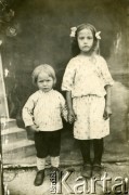 Lata 20., brak miejsca.
Portret dzieci - Walentyny i Wiktora, rodzeństwa Piotra Łastowskiego.
Fot. NN, zbiory Archiwum Historii Mówionej Ośrodka KARTA i Domu Spotkań z Historią, udostępnił Piotr Łastowski w ramach projektu 