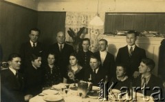 Brak daty, brak miejsca.
Spotkanie w domu rodzinnym Piotra Łastowskiego. Po środku stoi gospodyni - Kazimiera Łastowska z domu Wajwodzisz.
Fot. NN, zbiory Archiwum Historii Mówionej Ośrodka KARTA i Domu Spotkań z Historią, udostępnił Piotr Łastowski w ramach projektu 
