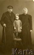 Lata 30., brak miejsca.
Zdjęcie portretowe przyjaciół rodziny Łastowskich.
Fot. NN, zbiory Archiwum Historii Mówionej Ośrodka KARTA i Domu Spotkań z Historią, udostępnił Piotr Łastowski w ramach projektu 