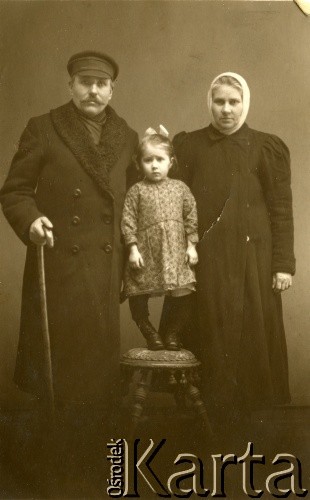 Lata 30., brak miejsca.
Zdjęcie portretowe przyjaciół rodziny Łastowskich.
Fot. NN, zbiory Archiwum Historii Mówionej Ośrodka KARTA i Domu Spotkań z Historią, udostępnił Piotr Łastowski w ramach projektu 