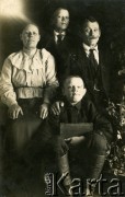 Lata 50., brak miejsca.
Rodzice Piotra Łastowskiego - Kazimiera Łastowska z domu Wajwodzisz i Gabriel Łastowski z dziećmi znajomuch.
Fot. NN, zbiory Archiwum Historii Mówionej Ośrodka KARTA i Domu Spotkań z Historią, udostępnił Piotr Łastowski w ramach projektu 