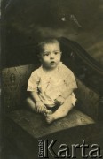 Przed 1939, brak miejsca.
Portret dziecka. Fotografia z rodzinnego archiwum Piotra Łastowskiego.
Fot. NN, zbiory Archiwum Historii Mówionej Ośrodka KARTA i Domu Spotkań z Historią, udostępnił Piotr Łastowski w ramach projektu 
