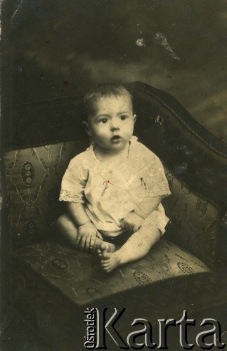 Przed 1939, brak miejsca.
Portret dziecka. Fotografia z rodzinnego archiwum Piotra Łastowskiego.
Fot. NN, zbiory Archiwum Historii Mówionej Ośrodka KARTA i Domu Spotkań z Historią, udostępnił Piotr Łastowski w ramach projektu 