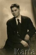 13.03.1933, prawdopodobnie Ryga, Republika Łotewska.
Portret transwestytki o pseudonimie 