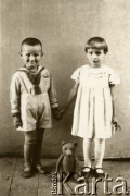 Przed 1939, prawdopodobnie Ryga, Republika Łotewska.
Portret dzieci państwa Tyszkiewiczów, krewnych rodziny Łastowskich.
Fot. NN, zbiory Archiwum Historii Mówionej Ośrodka KARTA i Domu Spotkań z Historią, udostępnił Piotr Łastowski w ramach projektu 