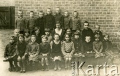 1932, Ryga, Republika Łotewska.
Zdjęcie klasowe uczniów z I klasy szkoły podstawowej.
Fot. NN, zbiory Archiwum Historii Mówionej Ośrodka KARTA i Domu Spotkań z Historią, udostępnił Piotr Łastowski w ramach projektu 