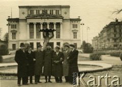 1942, Ryga.
Piotr Łastowski z kolegami z Armii Krajowej przed budynkiem Opery Narodowej w Rydze.
Fot. NN, zbiory Archiwum Historii Mówionej Ośrodka KARTA i Domu Spotkań z Historią, udostępnił Piotr Łastowski w ramach projektu 