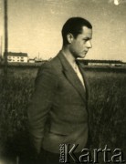 1942, Kohtla-Järve, okupacja niemiecka (Estonia).
Piotr Łaptowski w obozie pracy. W tle baraki obozowe.
Fot. NN, zbiory Archiwum Historii Mówionej Ośrodka KARTA i Domu Spotkań z Historią, udostępnił Piotr Łastowski w ramach projektu 