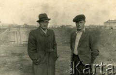1944, Kohtla-Järve, okupacja sowiecka (Estonia).
Piotr Łaptowski (z prawej) w obozie pracy z kolegą Edmundem Dąbrowskim z Bydgoszczy.
Fot. NN, zbiory Archiwum Historii Mówionej Ośrodka KARTA i Domu Spotkań z Historią, udostępnił Piotr Łastowski w ramach projektu 