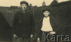 1944, Kohtla-Järve, okupacja sowiecka (Estonia).
Piotr Łaptowski (z prawej) w obozie pracy z kolegą Edmundem Dąbrowskim z Bydgoszczy.
Fot. NN, zbiory Archiwum Historii Mówionej Ośrodka KARTA i Domu Spotkań z Historią, udostępnił Piotr Łastowski w ramach projektu 